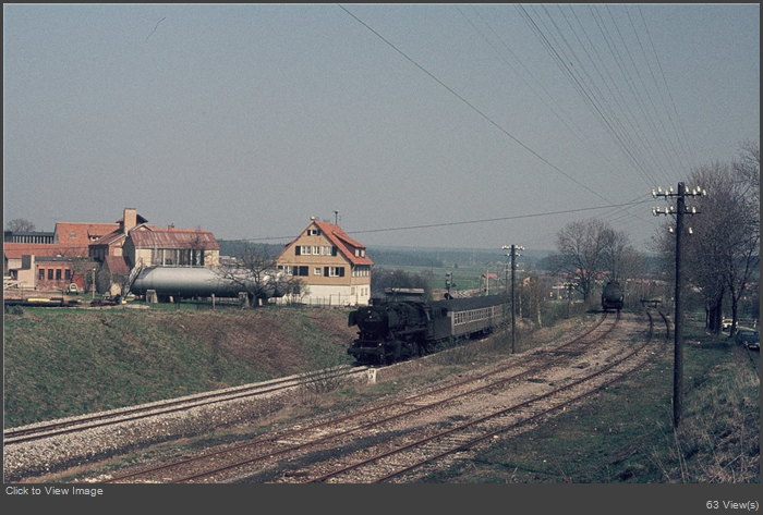 Freudenstadt, Lok BR 50 mit Personenzug kurz vor dem Ziel FDS Hbf, April 1974.jpg