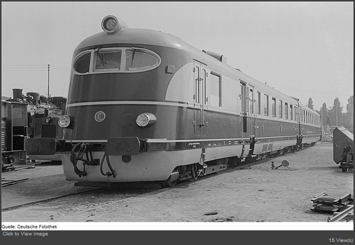 Fotothek_df_roe-neg_0006714_018_Triebwagen,_im_Hintergrund_weitere_Schienenfahrzeuge_auf_der_Leipziger_Herbstmes.jpg
